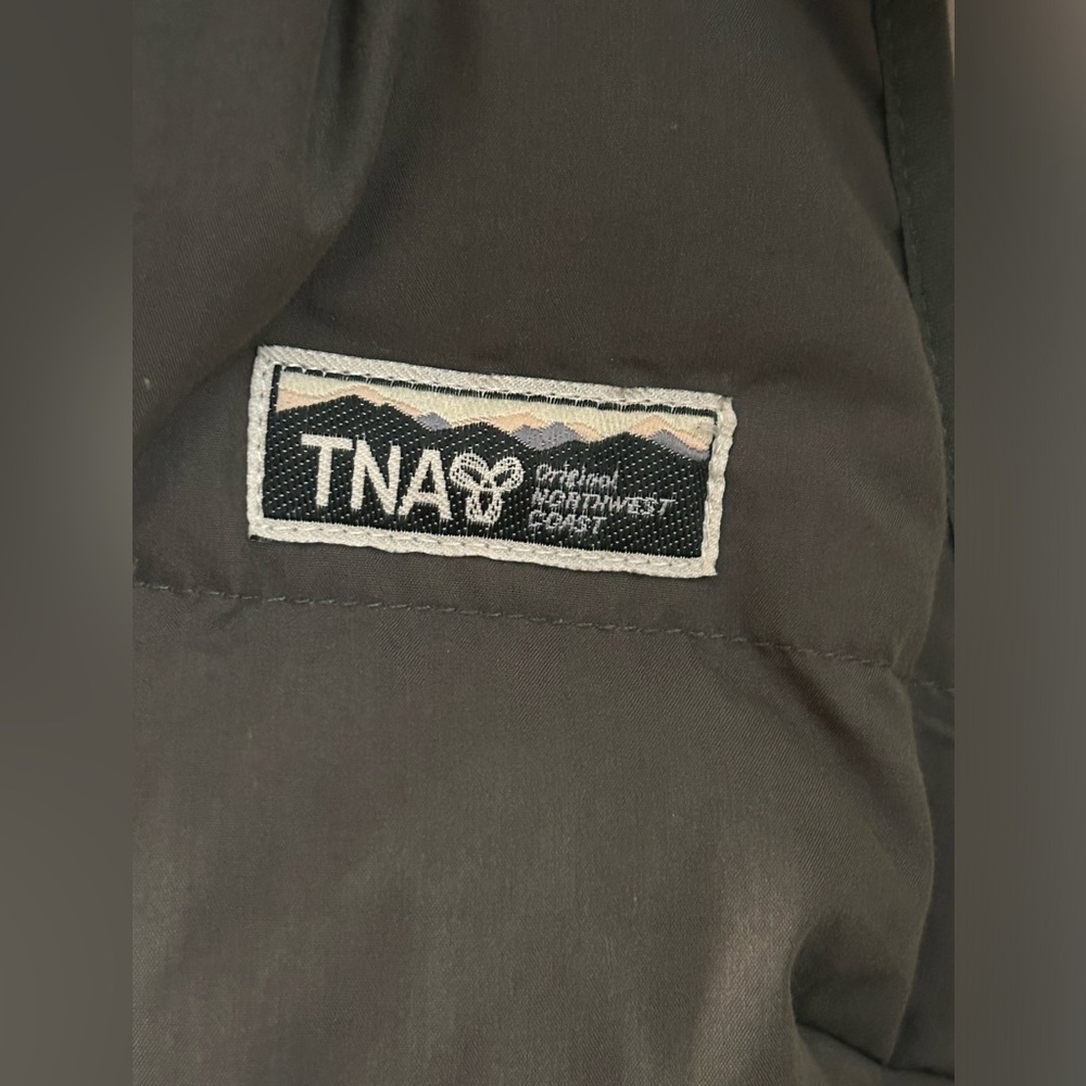 TNA puffer vest with detachable hood - Picture 5 of 8